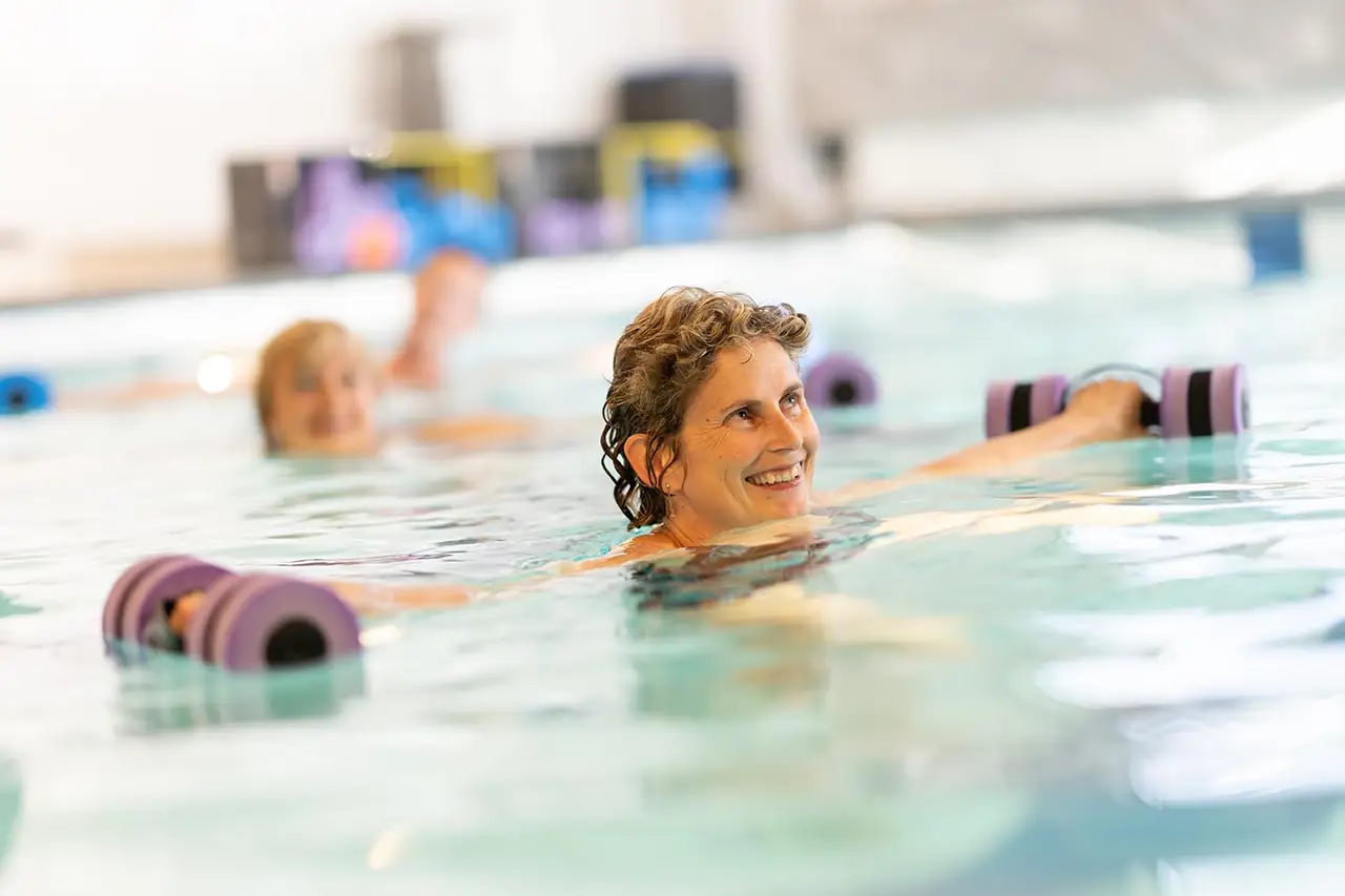 Lachende deelnemer tijdens aquafit