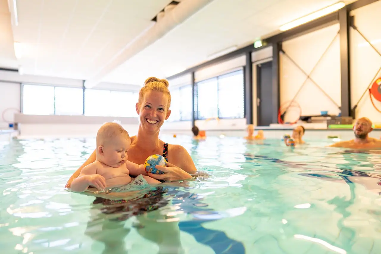 Moeder en baby samen in het water tijdens babyzwemmen