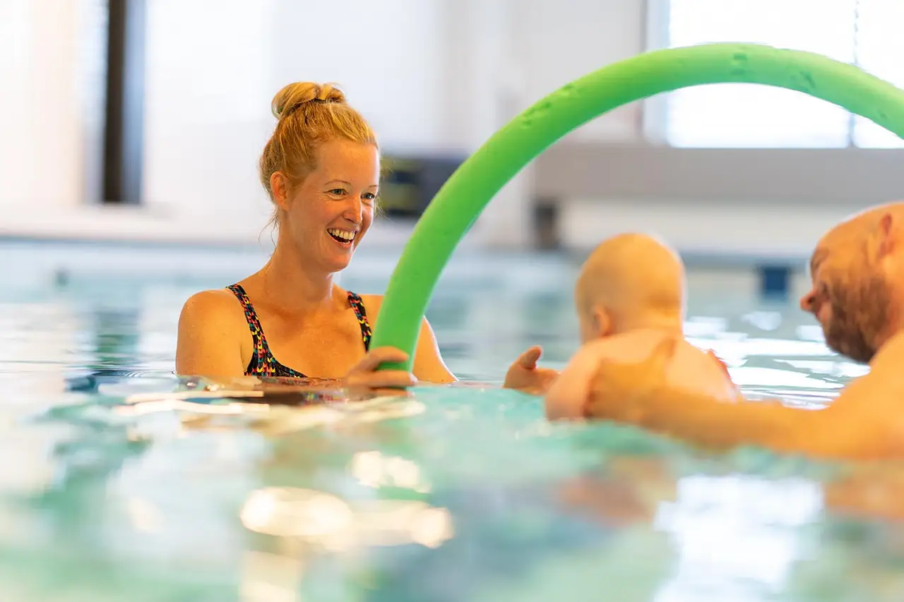 Babyzwemmen met een zwemnoodle