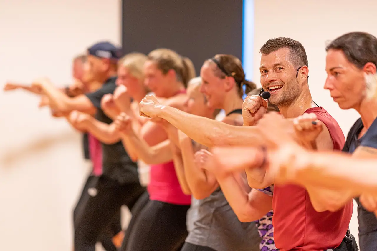 Groep doet een stoot tijdens Bodycombat