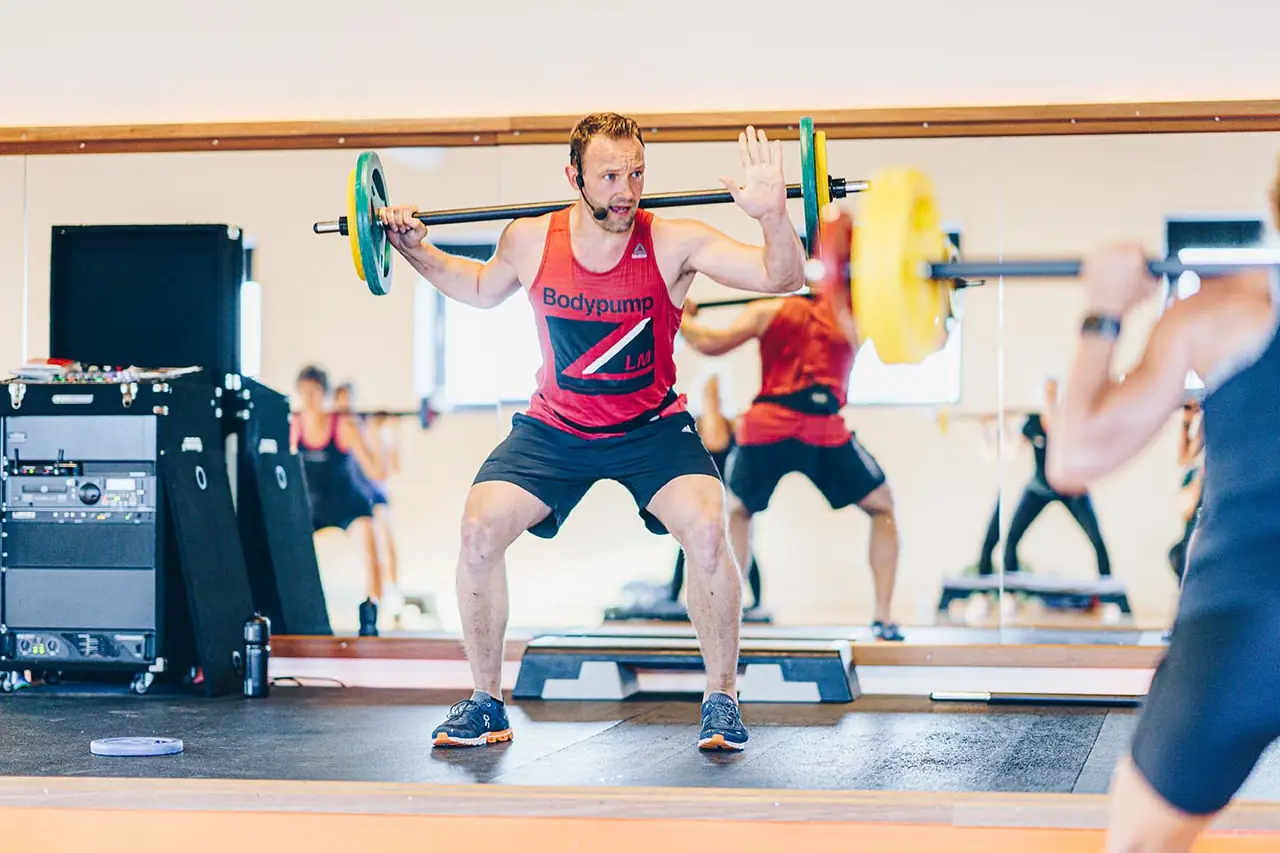 Bodypumples met halters in de groepszaal