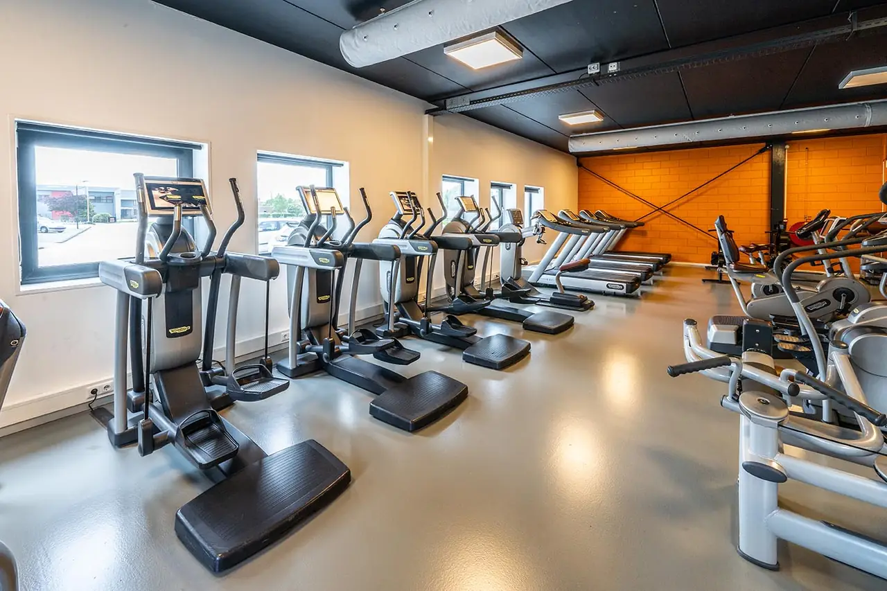 Rij cardiotoestellen in de fitnesszaal