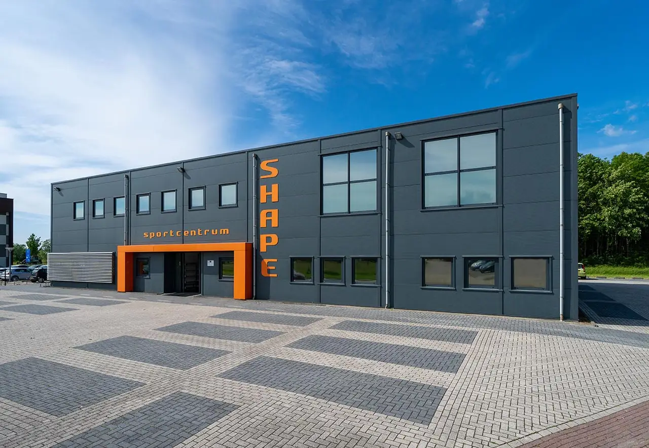 Het gebouw van Shape aan Het Want 5 in Franeker, met de oranje entree en de letters SHAPE op de gevel