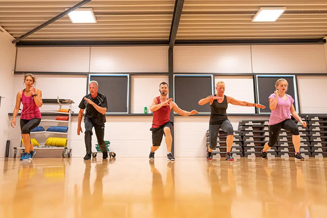 Groepsles in de lichte zaal van Shape