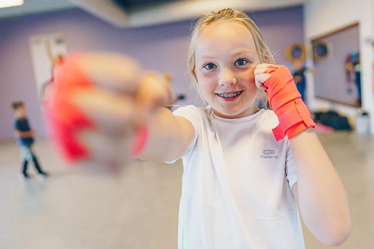 Meisje met bandages stoot naar de camera