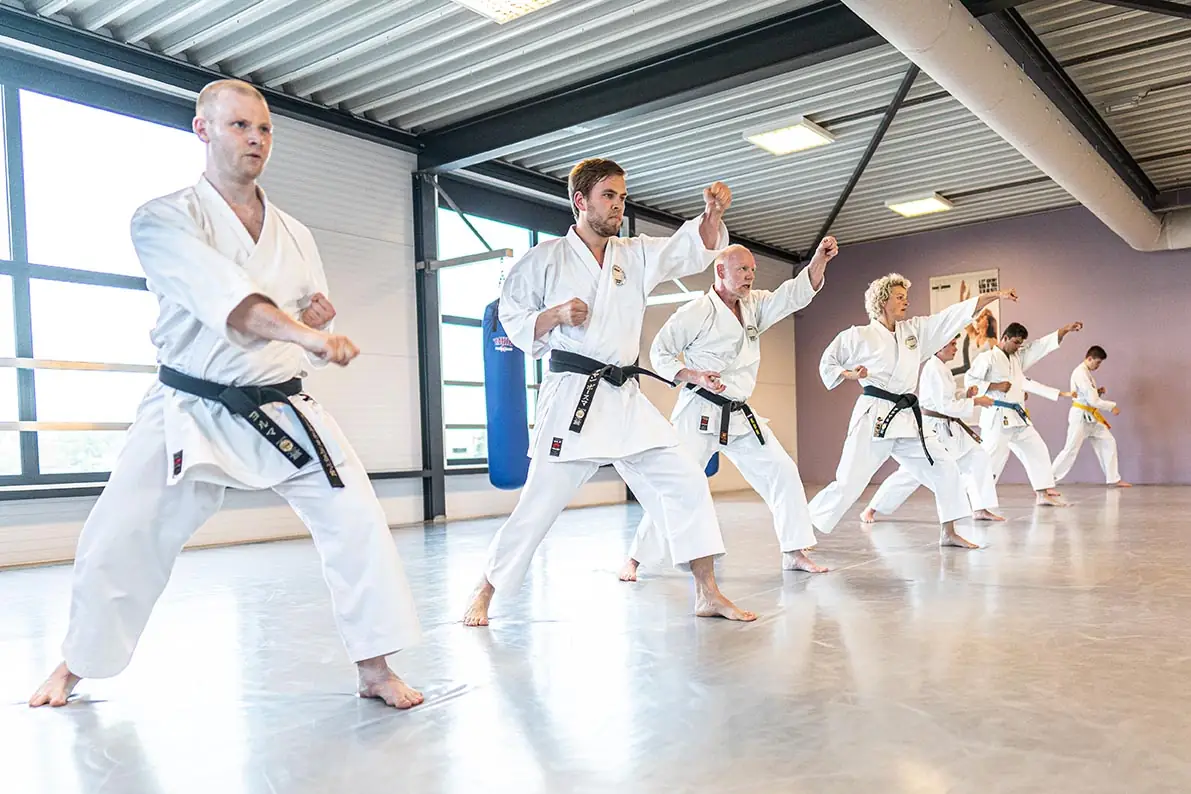 Karatetraining in de zaal van Shape