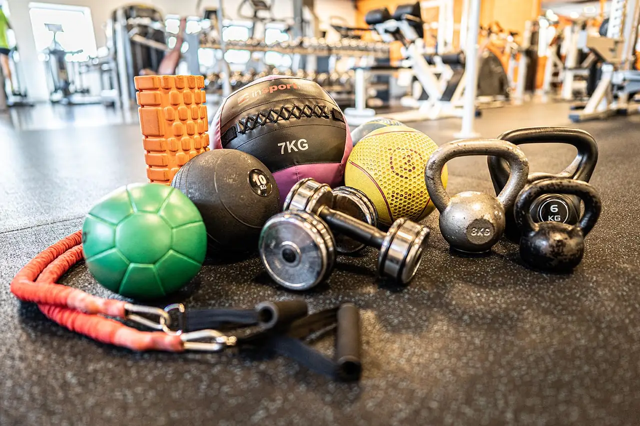 Kettlebells, medicine balls en elastieken op de vloer