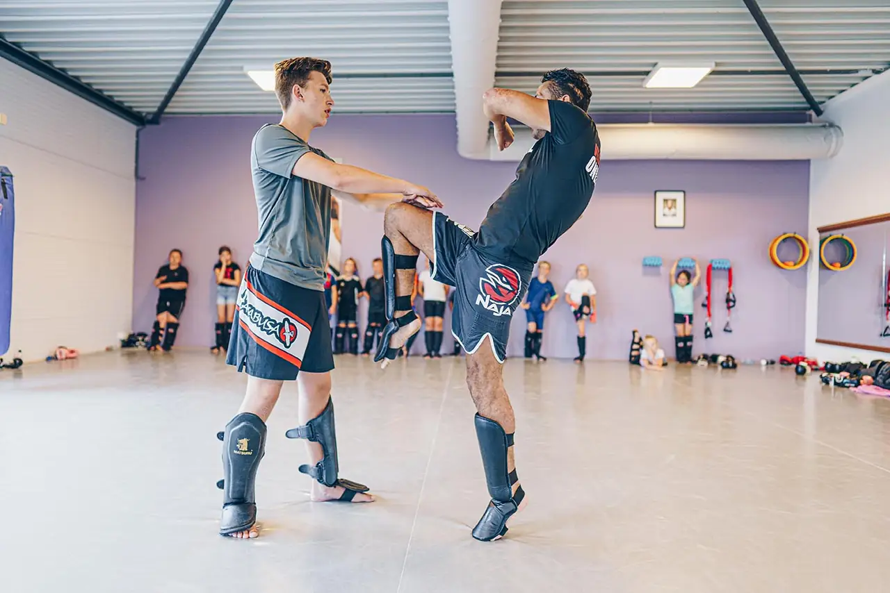 Hoge trap tijdens een kickboksles bij Shape