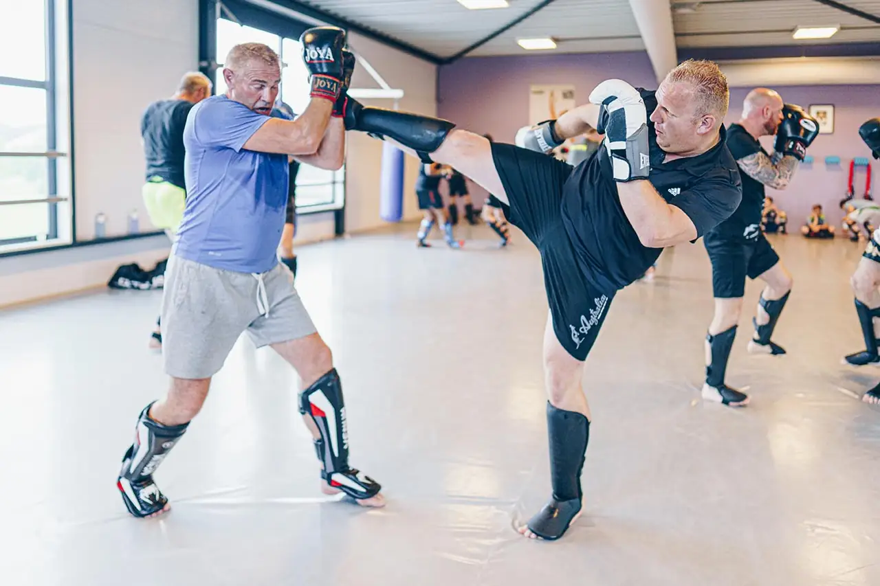 Trap op de stootkussens tijdens kickboksen