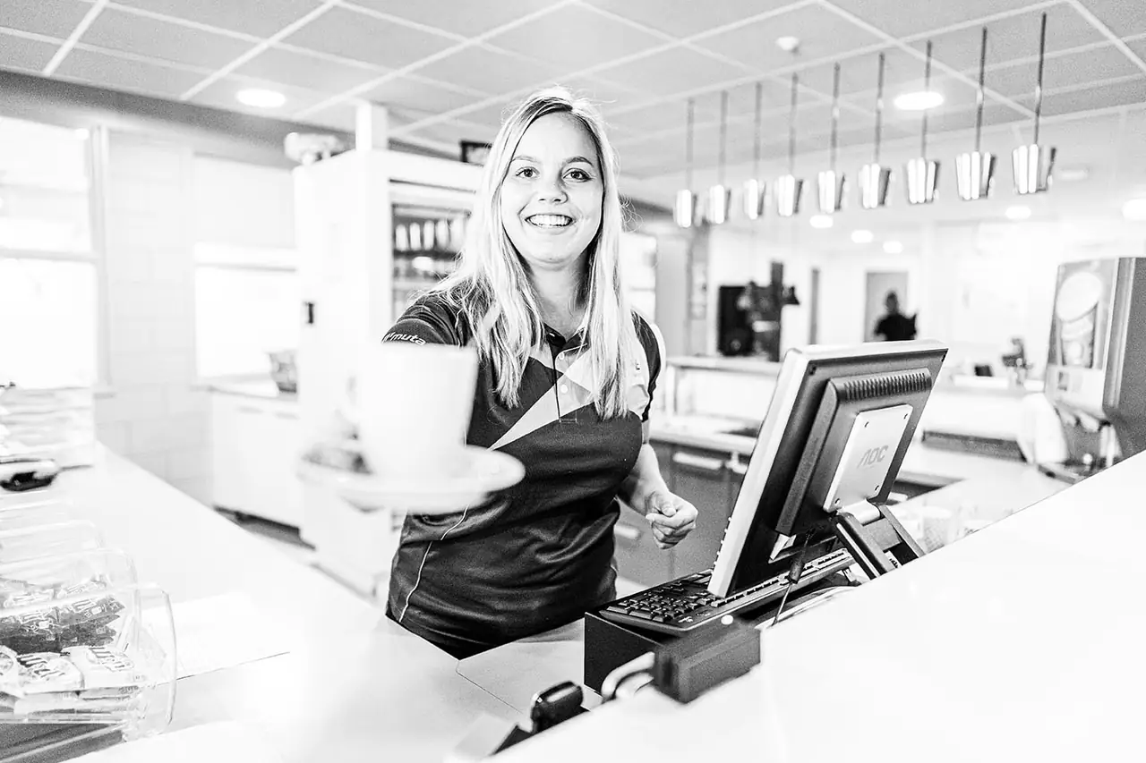 Medewerker achter de receptie van Shape