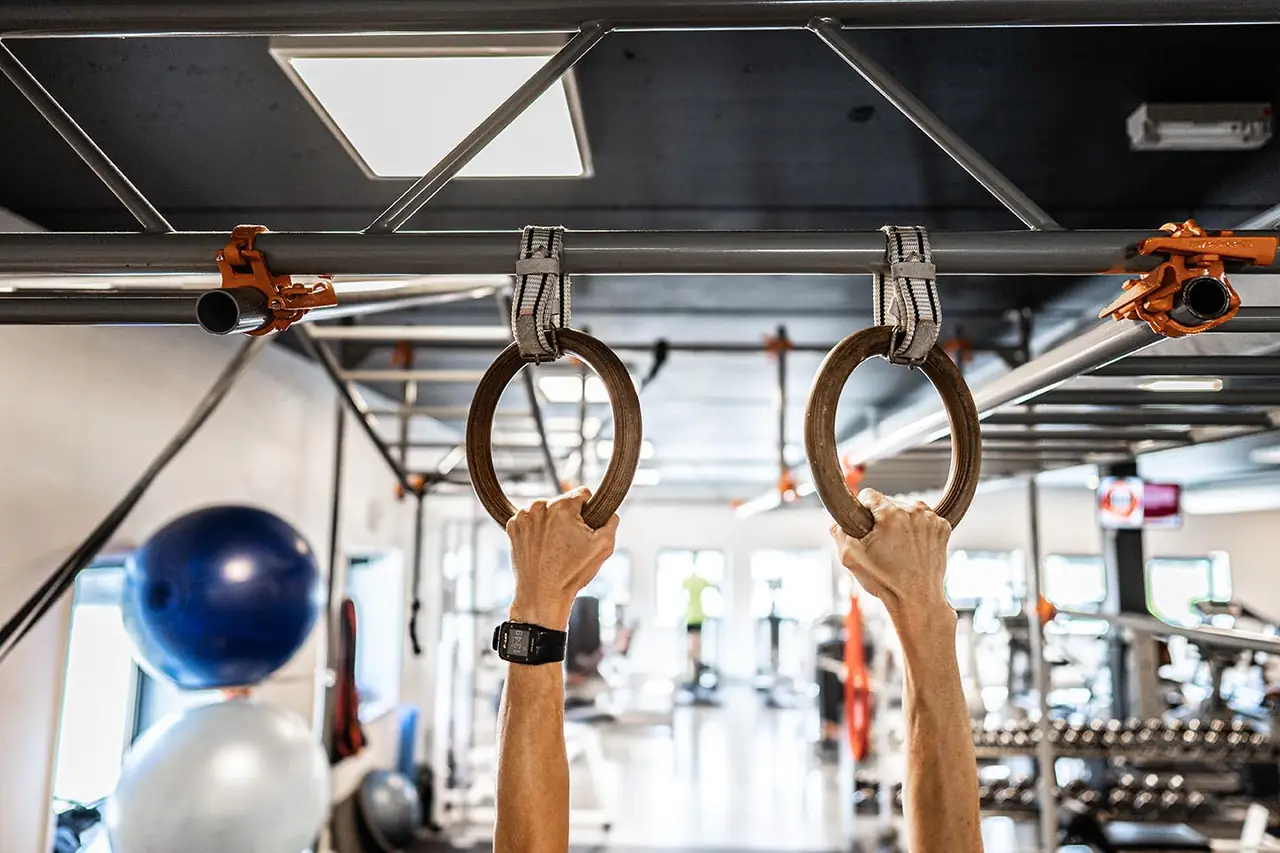 Turnringen aan het crossfitnessrek