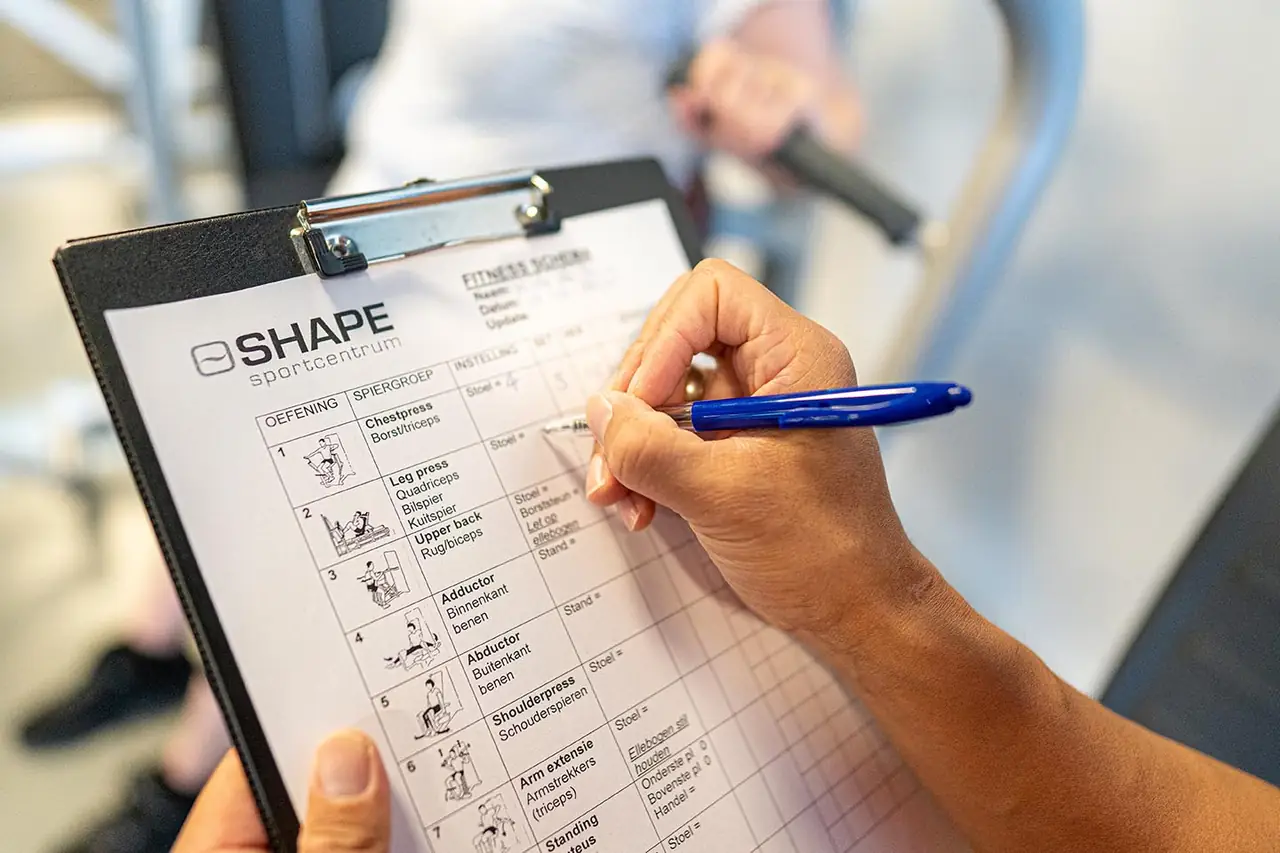 Trainingsschema van Shape op een klembord