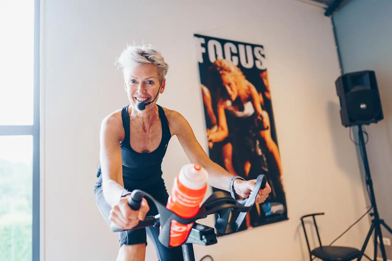 Spinninginstructeur geeft lachend les