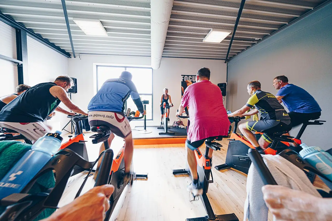 Volle spinningzaal bij Shape
