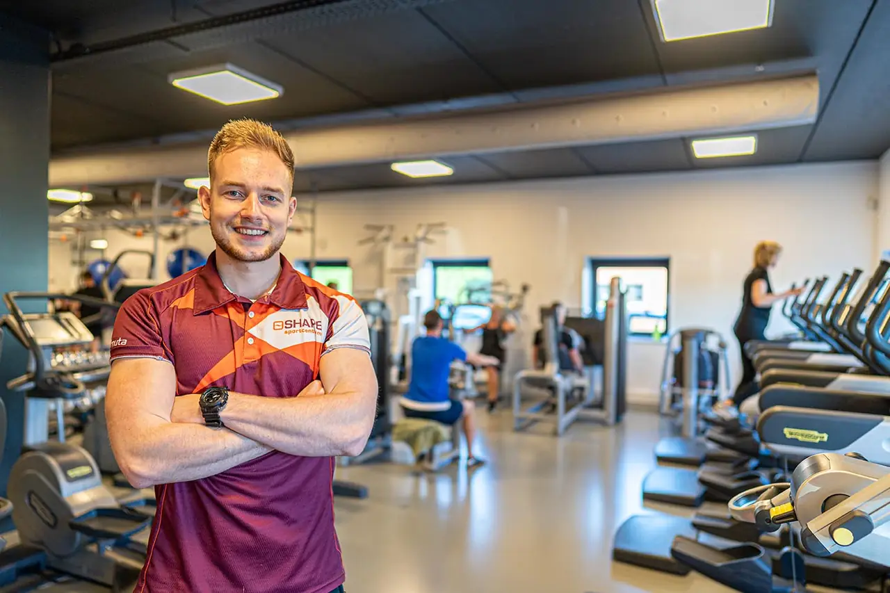 Instructeur van Shape in de fitnesszaal