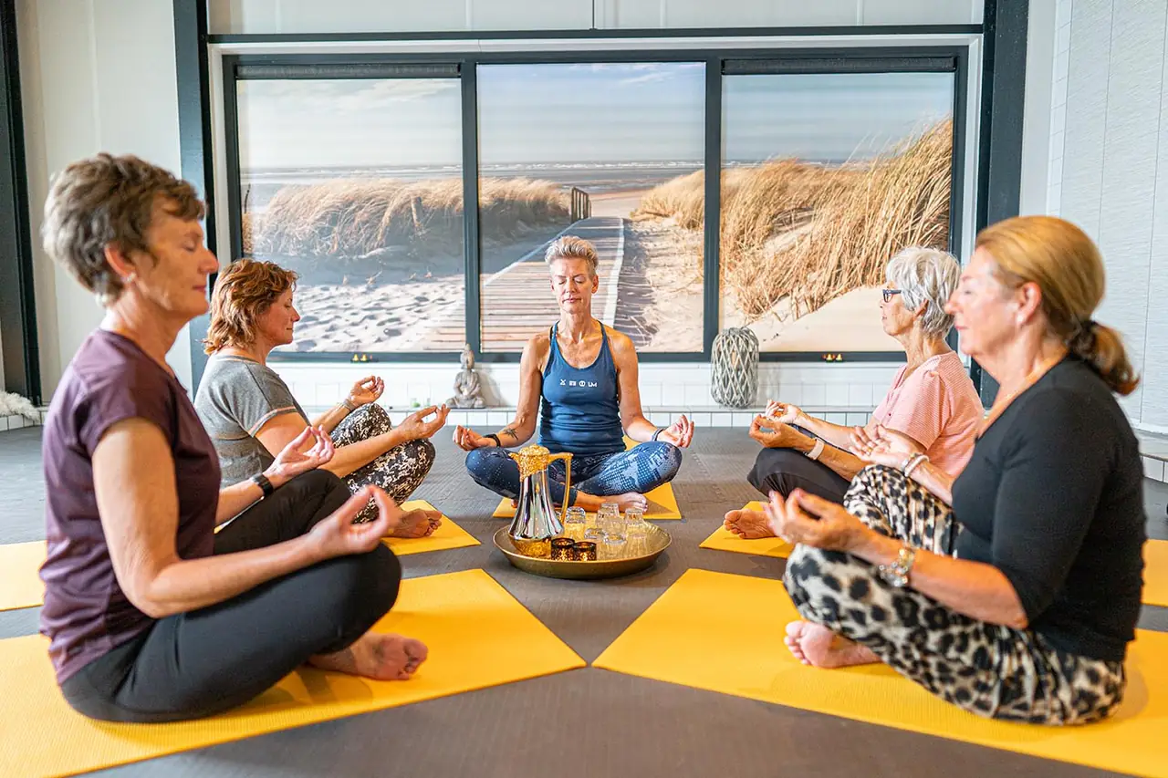 Yin yoga in een kring op matten bij Shape