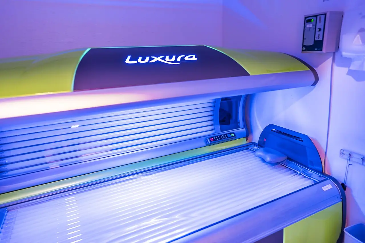 De zonnebank met blauw licht