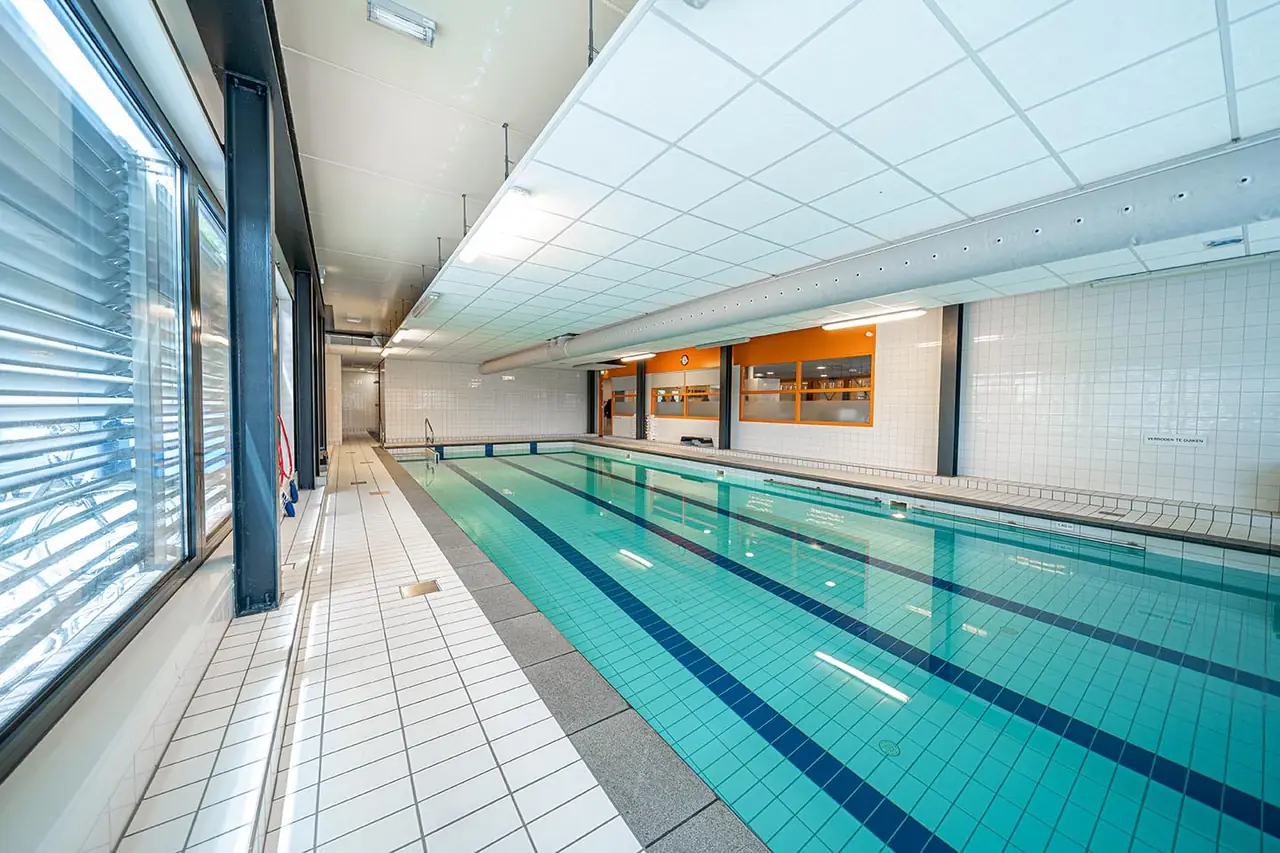 Lang beeld over het zwembad van Shape